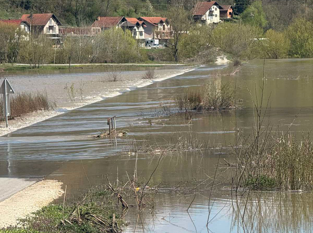 UPOZORENJE ZA VOZAČE: Put kroz Suvo Polje pod vodom, postavljene trake upozorenja