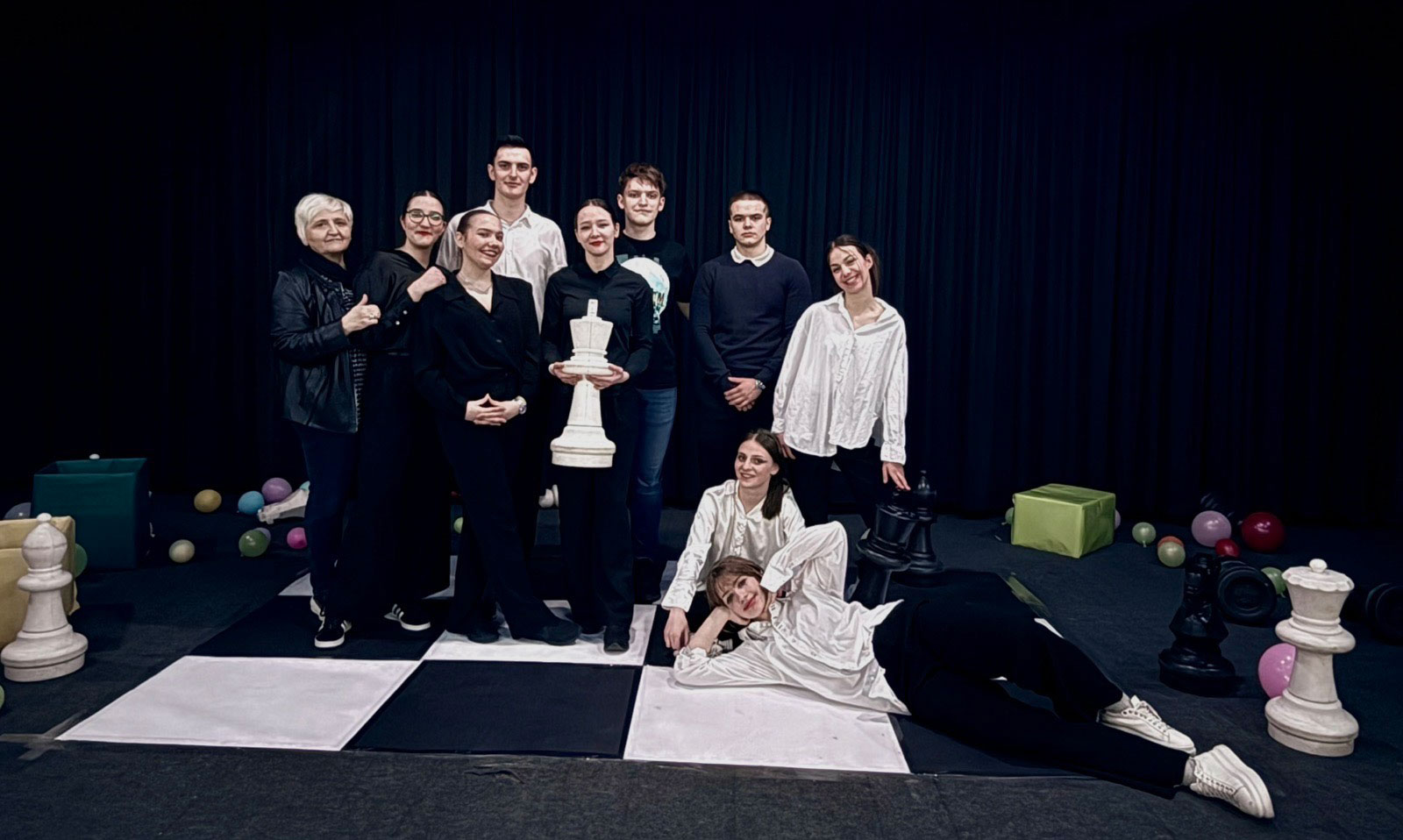 DOBOJ: Gimnazijalci briljiraju na sceni – predstava „Ruke“ oduševila publiku