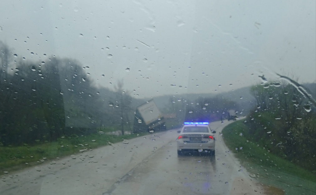 KAMION SLETIO KOD ŠEŠLIJA: Saobraćaj otežan na putu prema Derventi