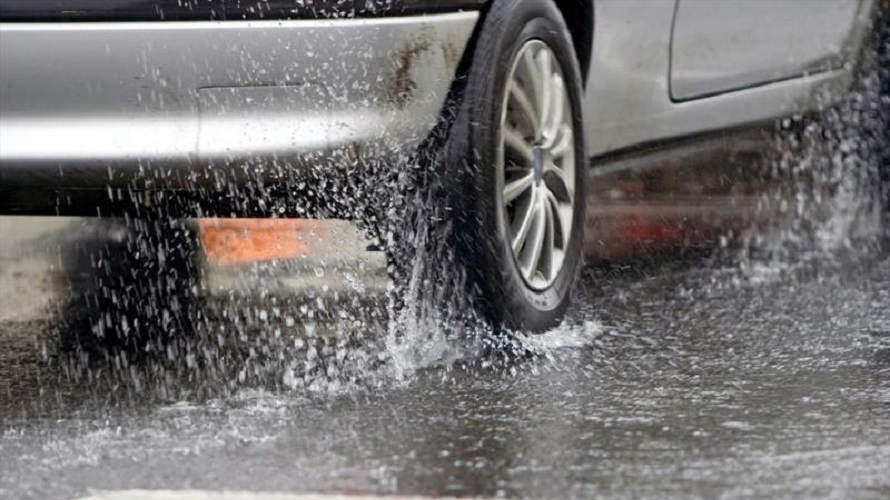 PUTEVI: Mokri kolovozi, smanjena vidljivost i brojni radovi širom Republike Srpske