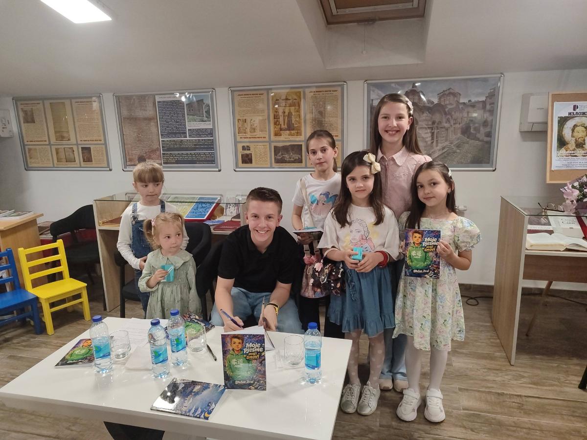 DOBOJ Trinaestogodisnji Stefan Jiral predstavio svoju zbirku poezije 04