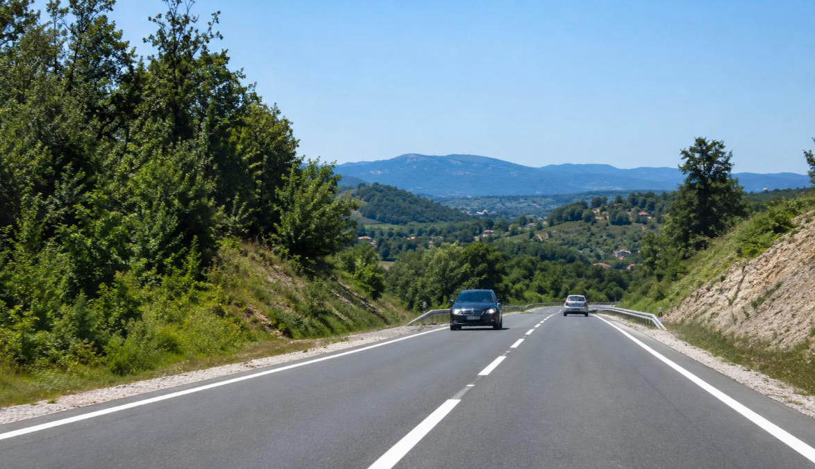 PUTEVI: Povoljni uslovi za vožnju, oprez na dionicama sa radovima i klizištima