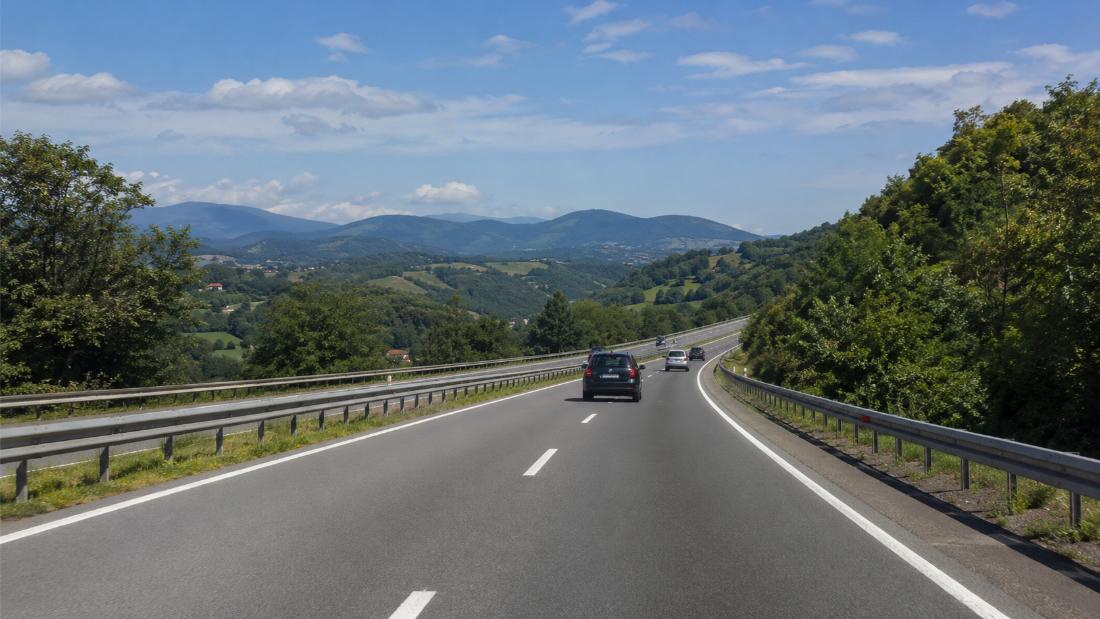 PUTEVI: Povoljni uslovi na putevima, oprez zbog radova, odrona i zadržavanja na granicama