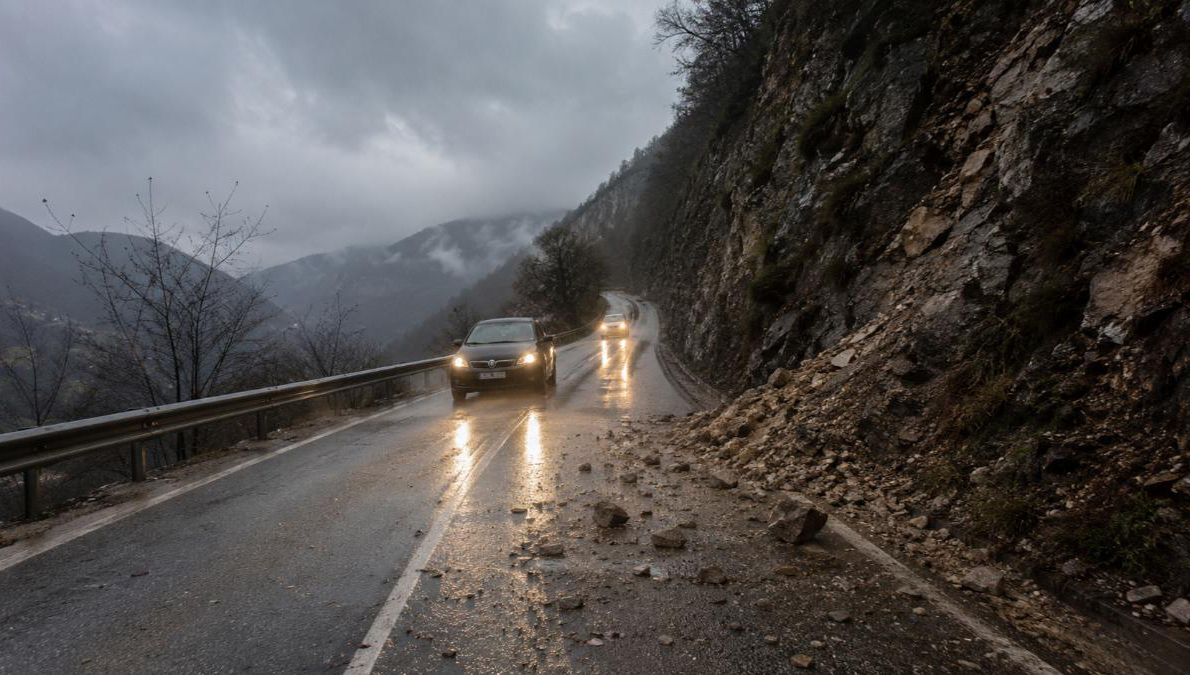 PUTEVI: Kiša i odroni traže oprez, radovi usporavaju vožnju na više pravaca