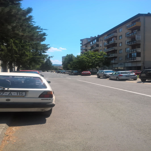 parking-papci-opkolili-zgradu-skuptinegrada-04