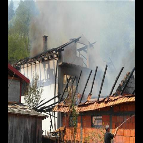 izgorila-kuca-kakmuz-2015-01