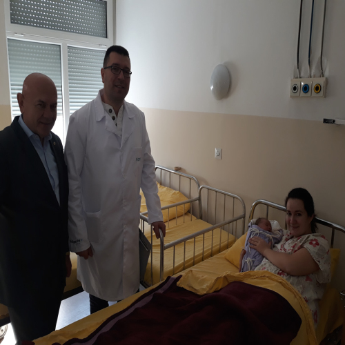 rotary-klub-doboj-darivao-bebu-03