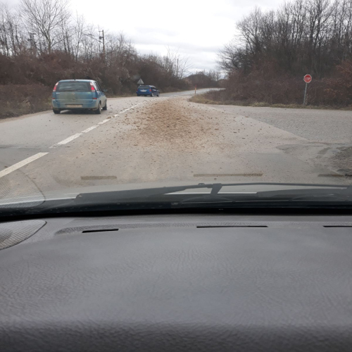 integralovi-kamioni-unistavaju-put-01