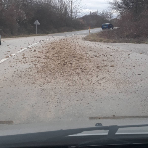 integralovi-kamioni-unistavaju-put-02