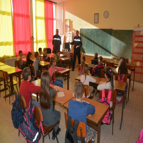 pu-doboj-predavanje-droga-skolarcima-02