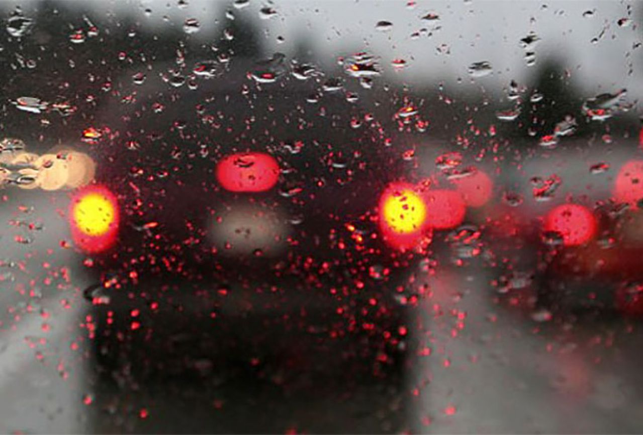 VOZAČIMA UPOZORENJE: Očekuju se vremenske nepogode, pojačan oprez na putevima širom Republike Srpske