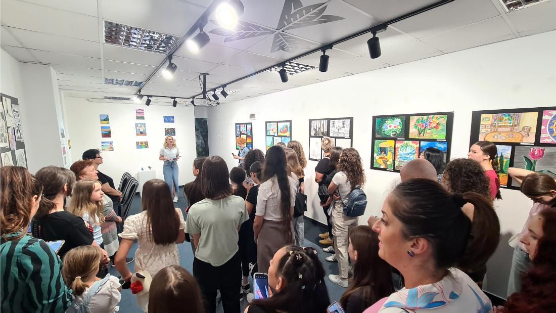 DOBOJ: Izloženi umjetnički radovi dobojskih osnovaca