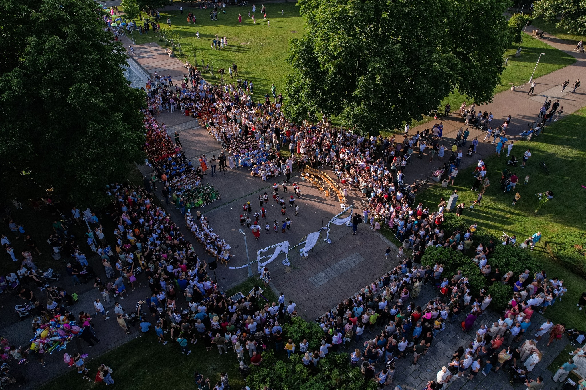 DOBOJ: U defileu učestvovalo oko 550 mališana vrtića "Majke Jugović"