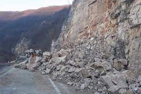 PUTEVI: Saobraćaj se odvija redovno, ali uz povećan oprez zbog klizišta