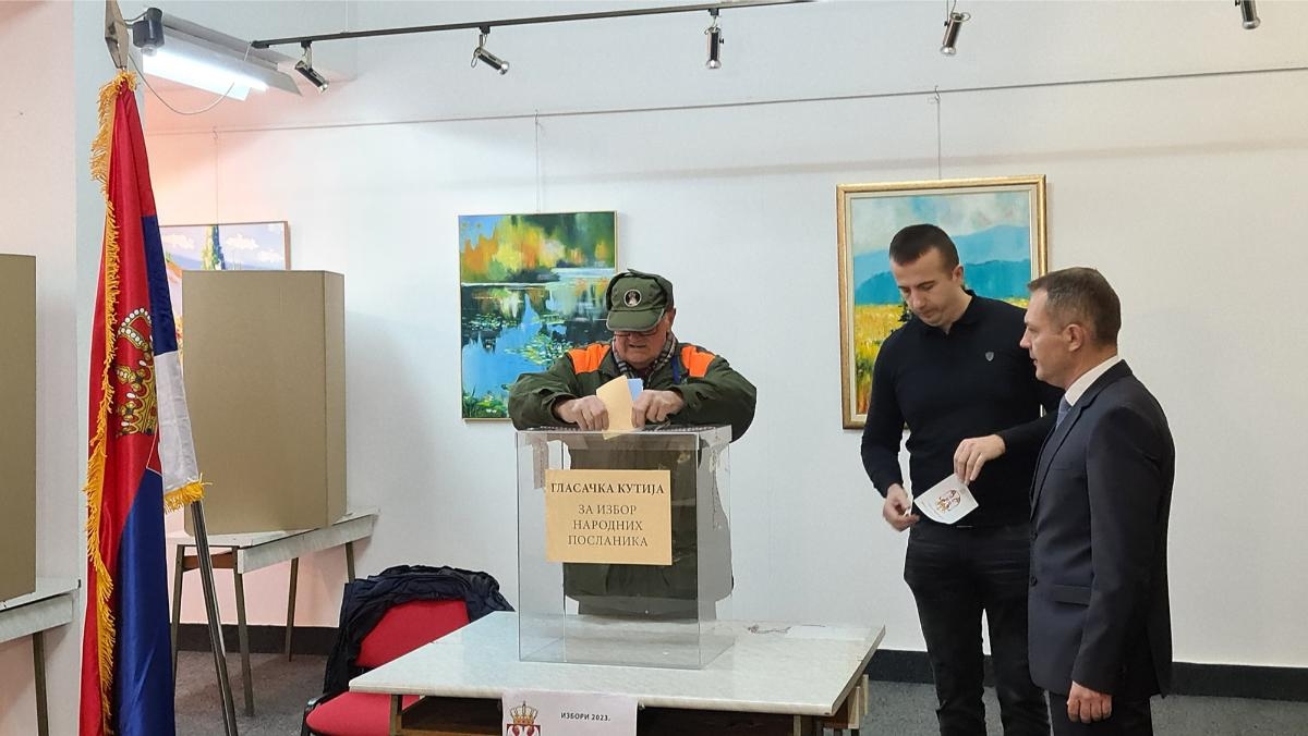 DOBOJ: Otvoreno biralište za parlamentarne izbore u Srbiji