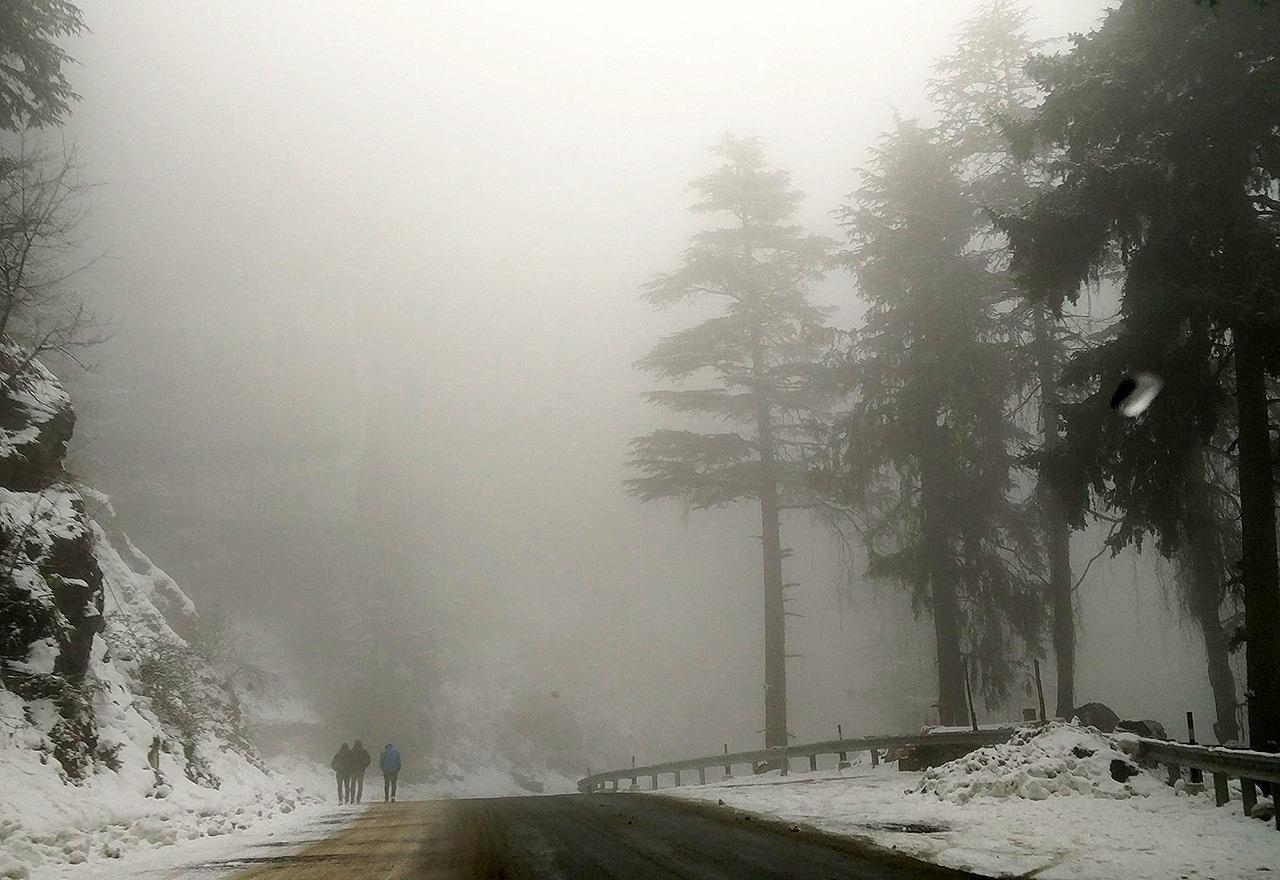 PUTEVI: Magla i snijeg jutros usporavaju saobraćaj