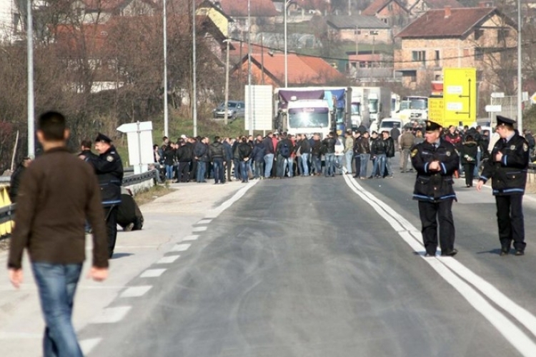 Radnici “Krivaja-Mobel” blokirali magistralni put