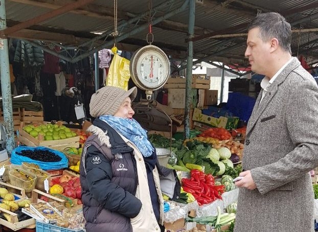 DOBOJ: Kandidat SDS-a za gradonačelnika Nebojša Šajinović u razgovoru s građanima (FOTO)