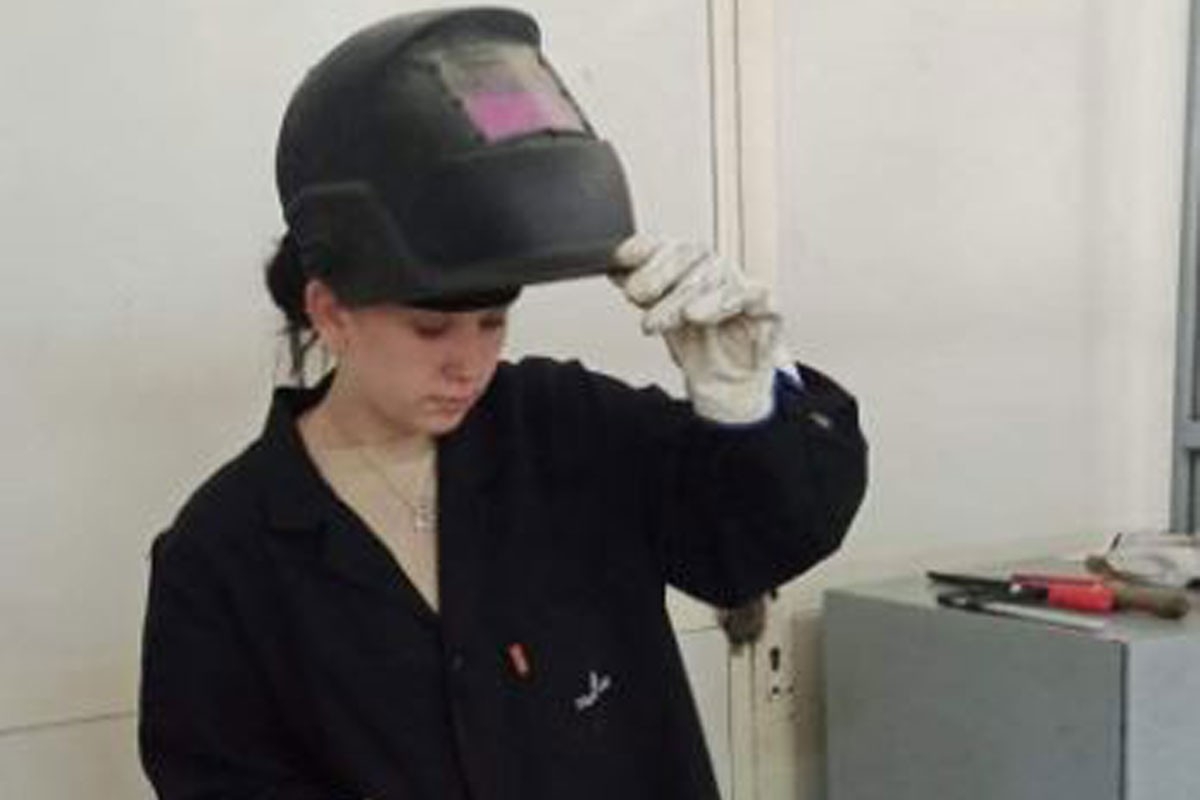 DOBOJ: Dalila Ostojić uspješno rukuje aparatom za varenje. U firmi su se svi čudili.