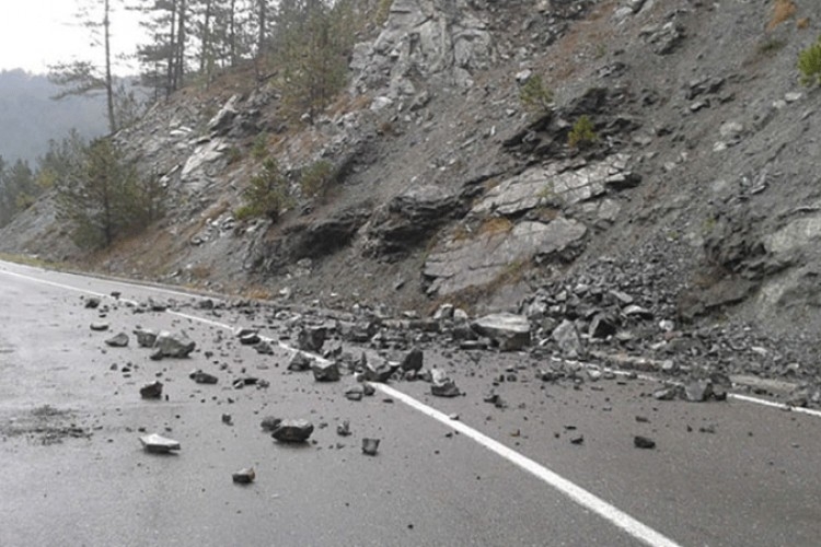 PUTEVI: Učestali odroni, kolovozi mjestimično vlažni i klizavi