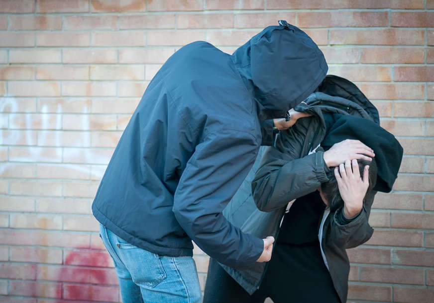 GRAČANICA: Dječaci SILOVALI VRŠNJAKA i sve snimali mobilnim telefonom