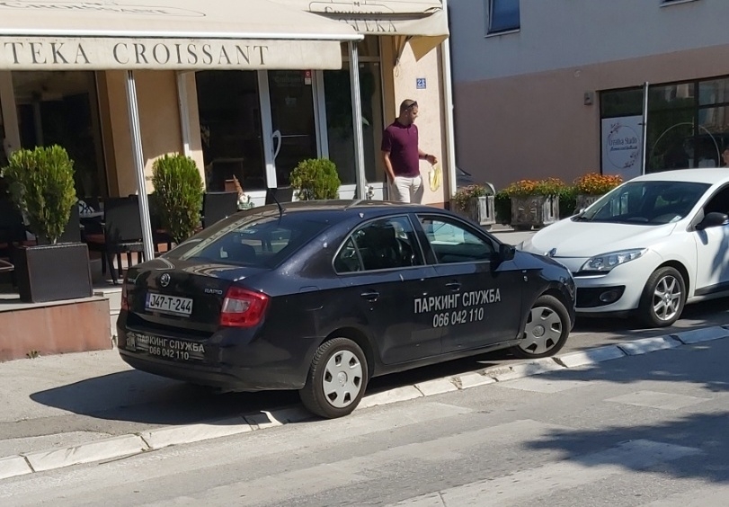 DOBOJSKI PARKING PAPCI: Obrenove podguzne muve na doručku. (FOTO)