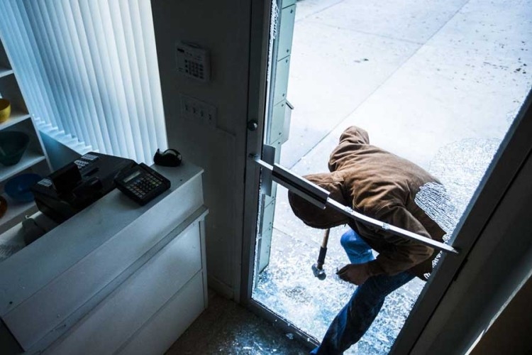 DOBOJ: Kradljivci harali, krali od novca do čekića