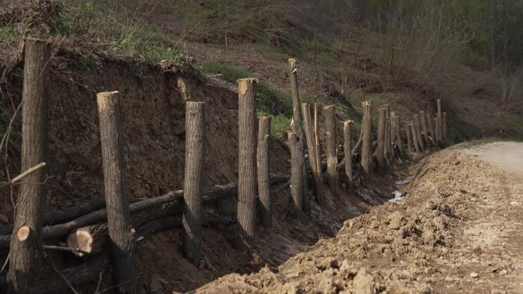 DOBOJ: Mještani trebavskih sela nakon kiša muku muče sa klizištima na putu od Modriče do Duge Njive (VIDEO)