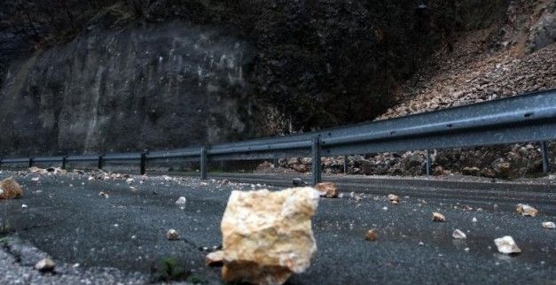 PUTEVI: Mjestimično vlažni kolovozi, oprez zbog odrona