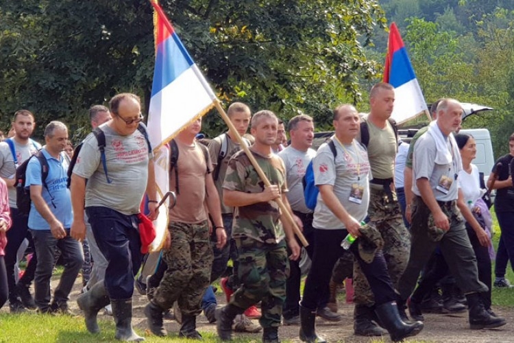DOBOJ: Stotine učesnika na maršu "Stazama egzodusa" (VIDEO)