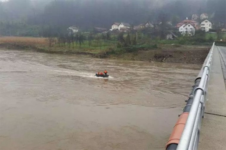 DOBOJ: Policija traga za ženom koja je nestala u rijeci Bosni