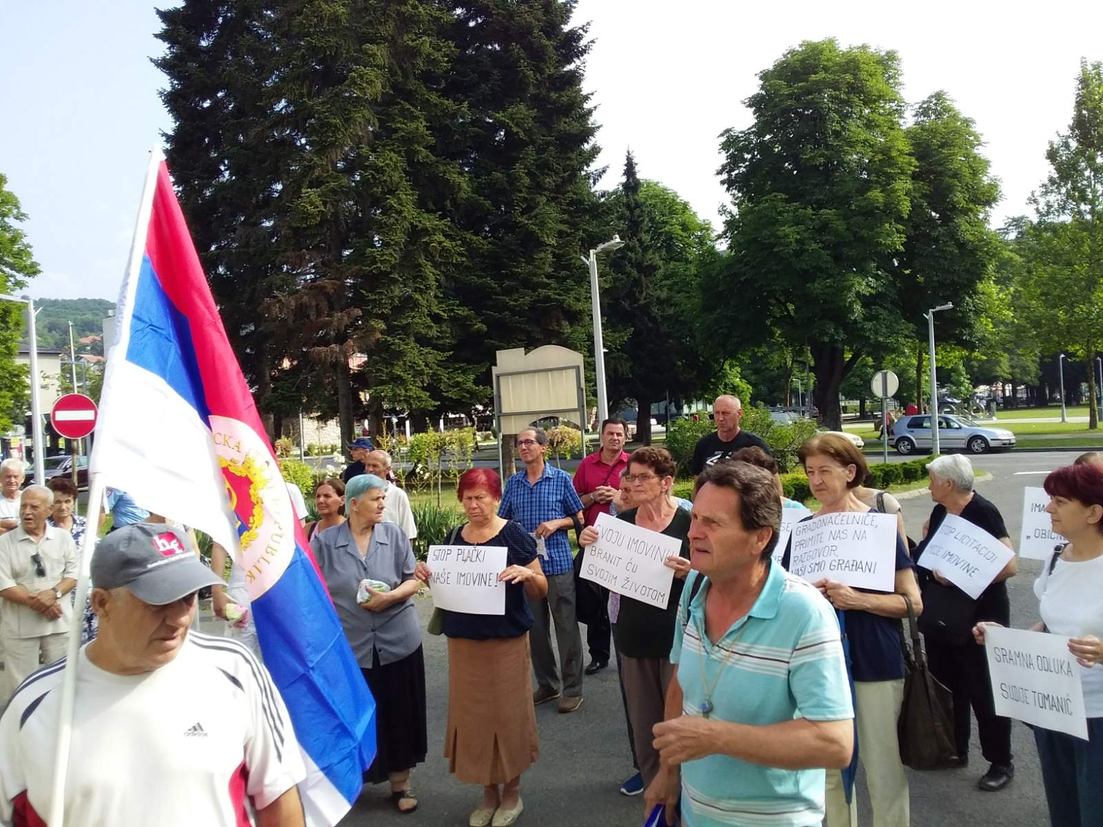 PROTESTI PRED OSNOVNIM SUDOM I GRADOM: Ko želi zgradu "Aleksandriju"? (FOTO) (VIDEO)