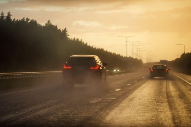 PUTEVI: Oprez zbog vlažnih kolovoza i magle