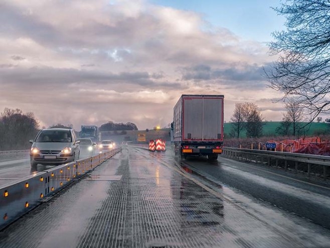 PUTEVI: Izuzetno klizavi kolovozi, držati odstojanje između vozila