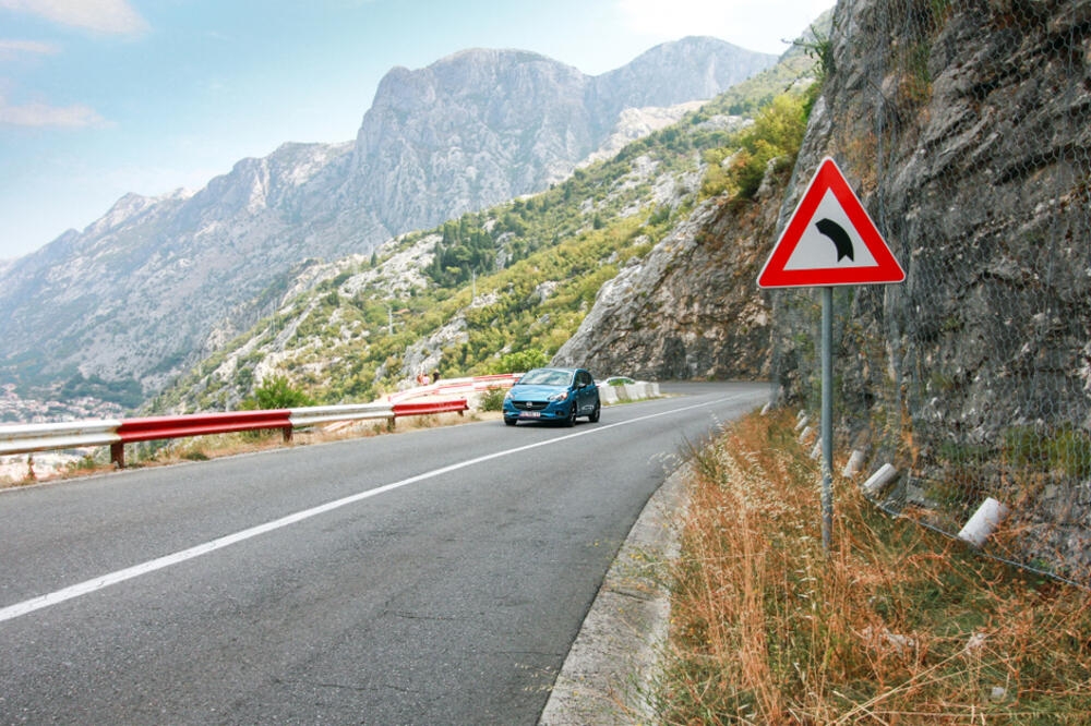 PUTEVI: Kolovozi suvi, mogući sitniji odroni