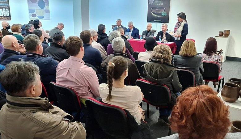 DOBOJ: Promovisana knjiga o pjesniku i sportisti Milanu Kuzmiću