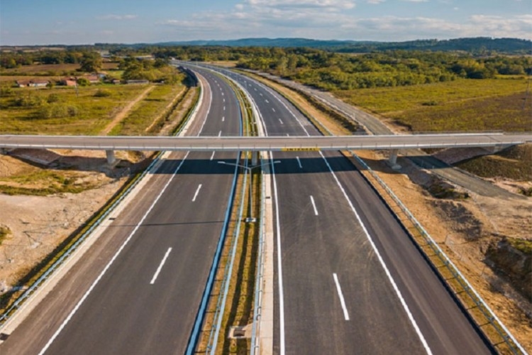 PUTEVI: Na autoputu kod Prnjavora vozila prolaze preticajnom trakom