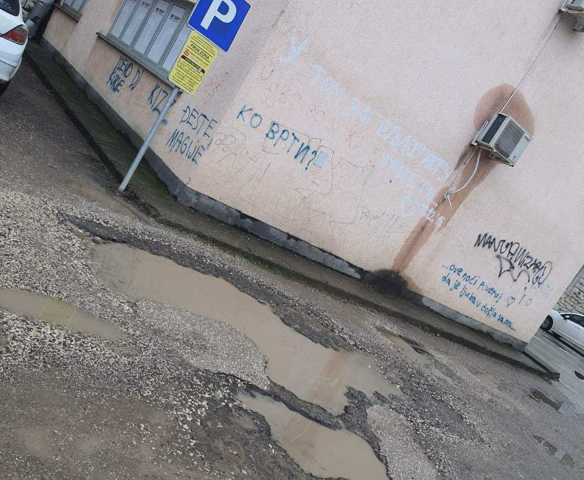 ŠTA RADI DIRG U DOBOJU?: Umjesto parkinga krateri i lokve. (FOTO)