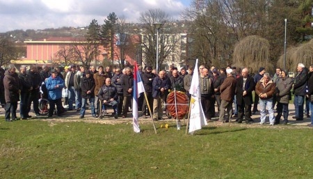 POKUŠAJ DA SE OD JAVNOSTI SAKRIJE AKTUELNA INFORMACIJA: Spomenik palim borcima ipak u gradskom parku