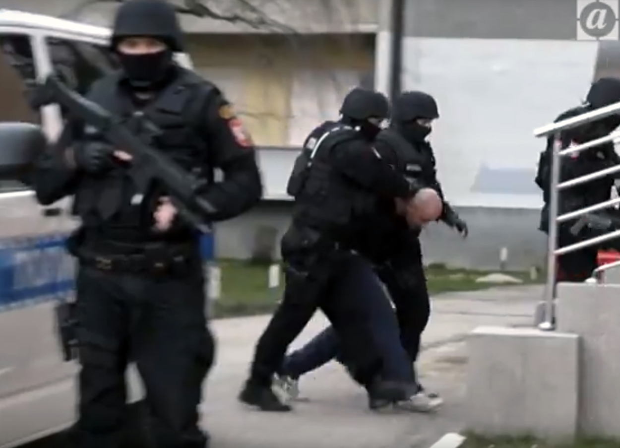 DOBOJ: Napadač na policiju predat Tužilaštvu (VIDEO)