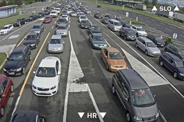 GUŽVE NA GRANICI S HRVATSKOM: Stojimo satima, katastrofa