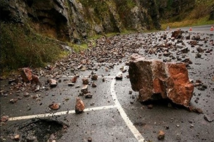 PUTEVI: Oprez vozači, učestali odroni
