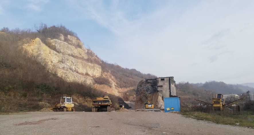 NEZADOVOLJNI MJEŠTANI KOSTAJNICE PROTESTUJU ZBOG RADA KAMENOLOMA: „Čovjek je sam sebi vršio mjerenja i sam sebi dao dozvolu. Ovo je lakrdija od države i svega.“