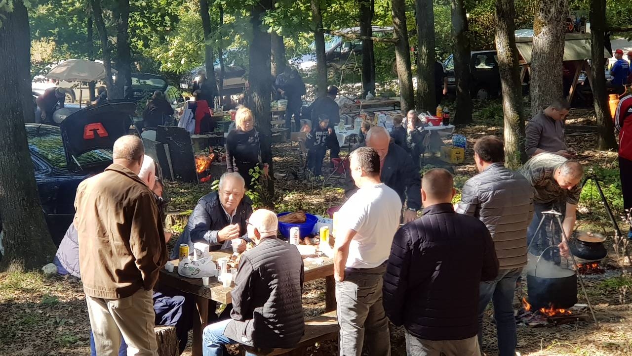 DOBOJ: Otvoreni "Dani meda, rakije i kotlića" (FOTO)
