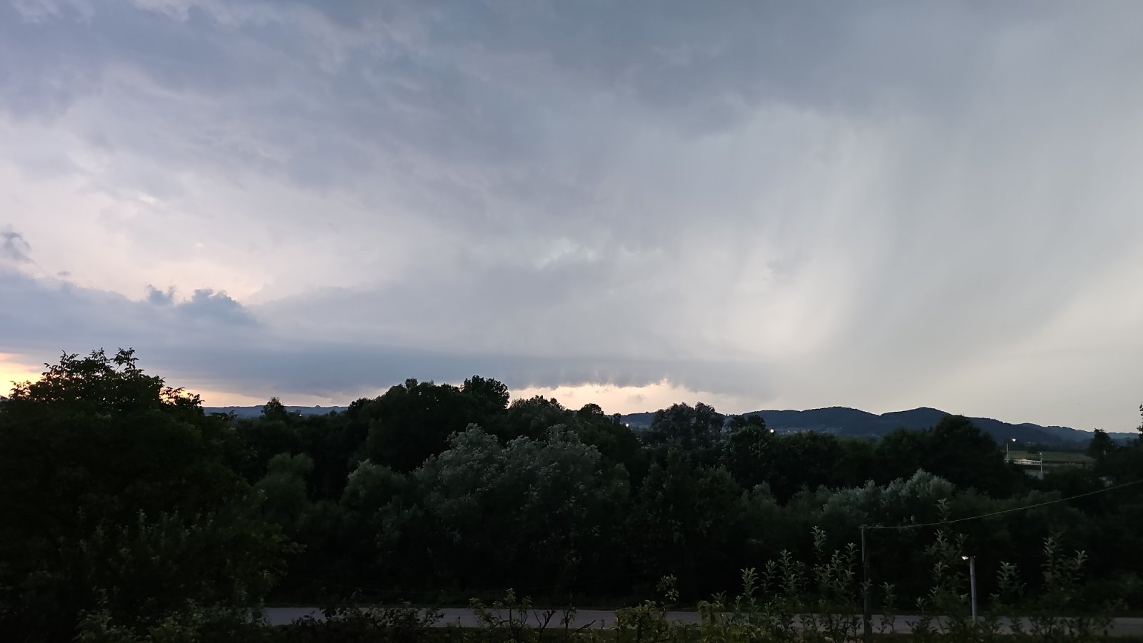 NEVRIJEME POGODILO DOBOJ Kiša, sitan grad i grmljavina u večernjim satima