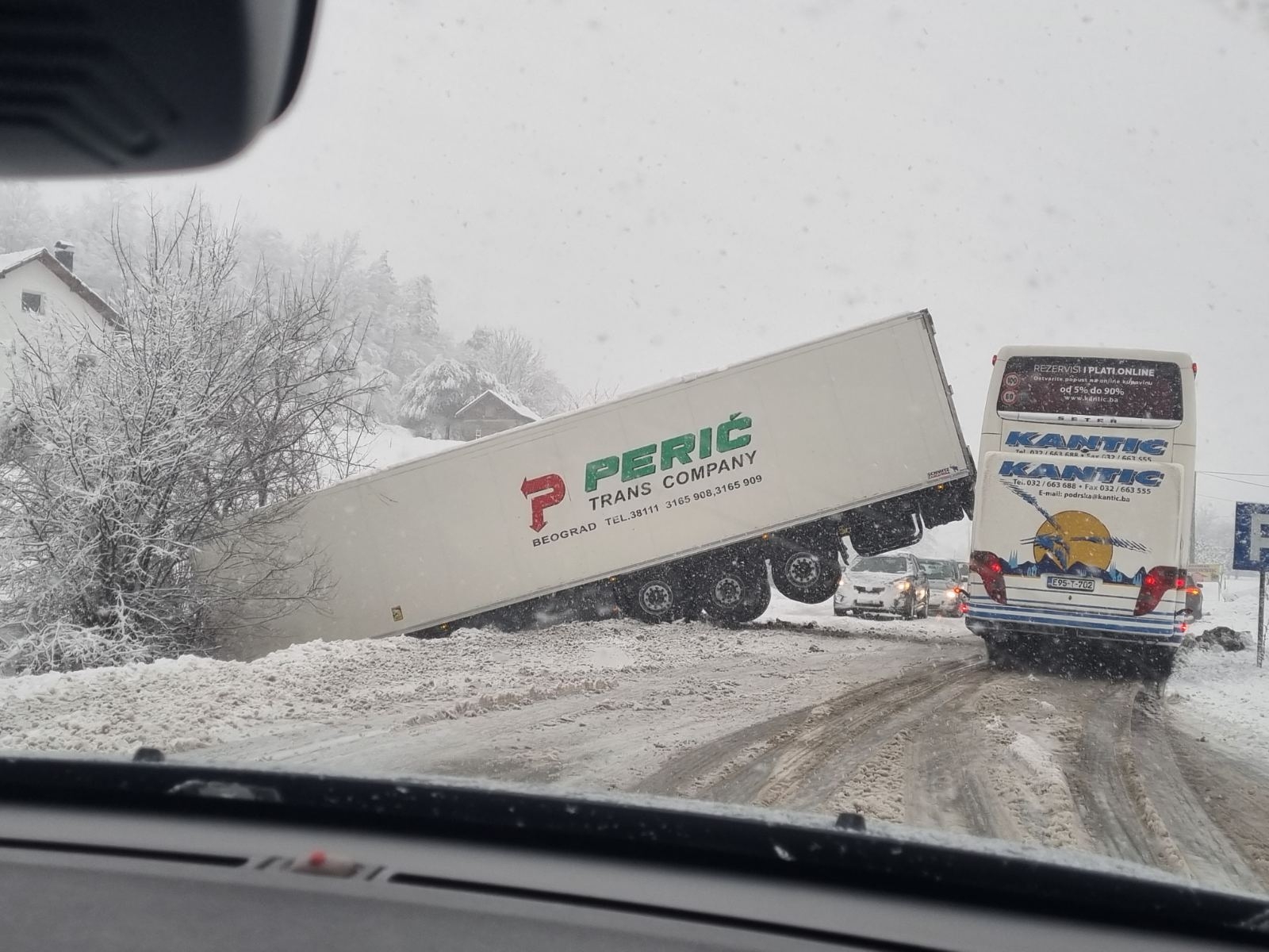 VRATILA SE ZIMA U NAŠE KRAJEVE: Ne krećite na put bez prijeke potrebe. (FOTO)