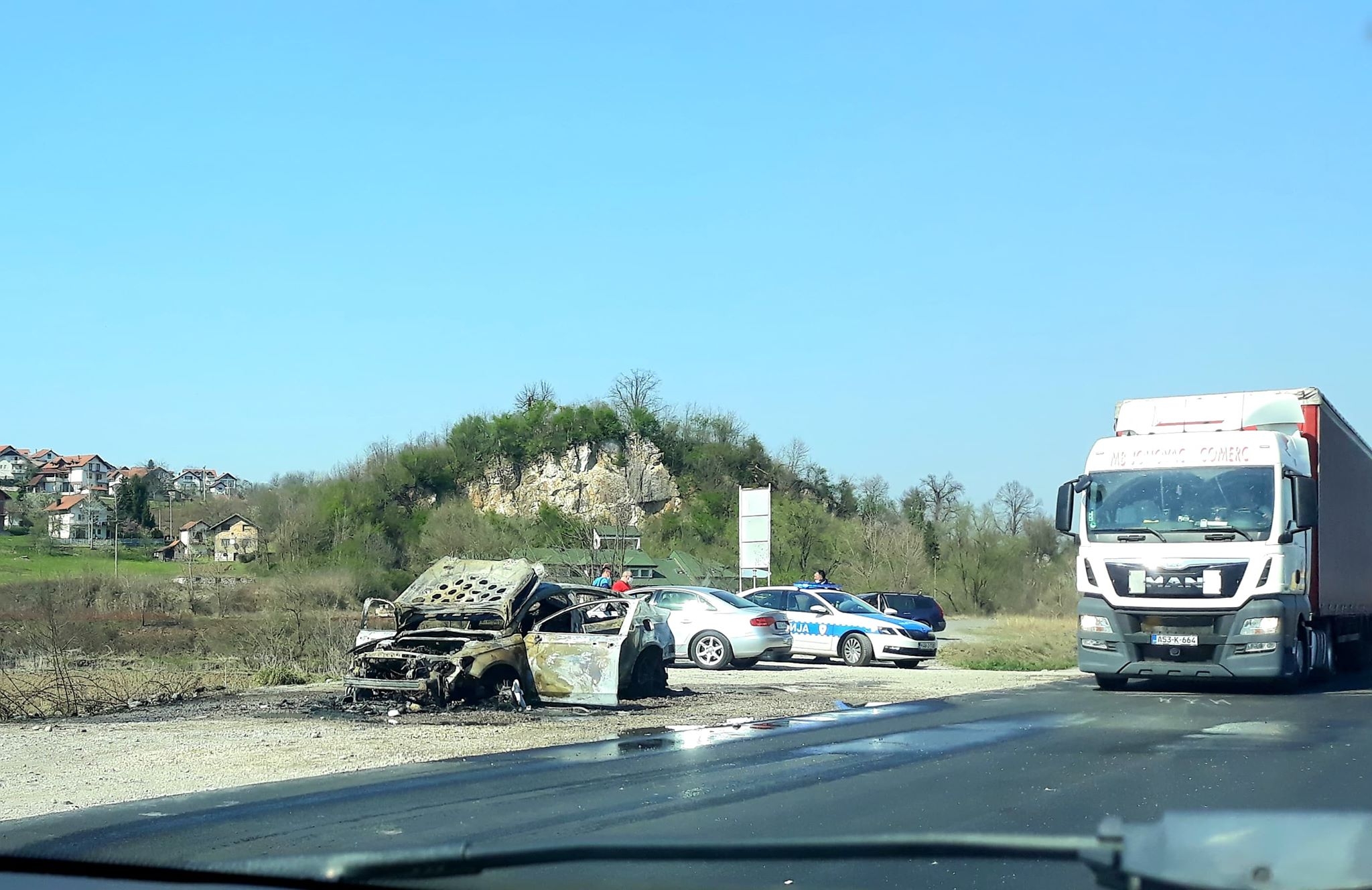 DOBOJ: Zapalio se "ford mondeo" tokom vožnje (FOTO)