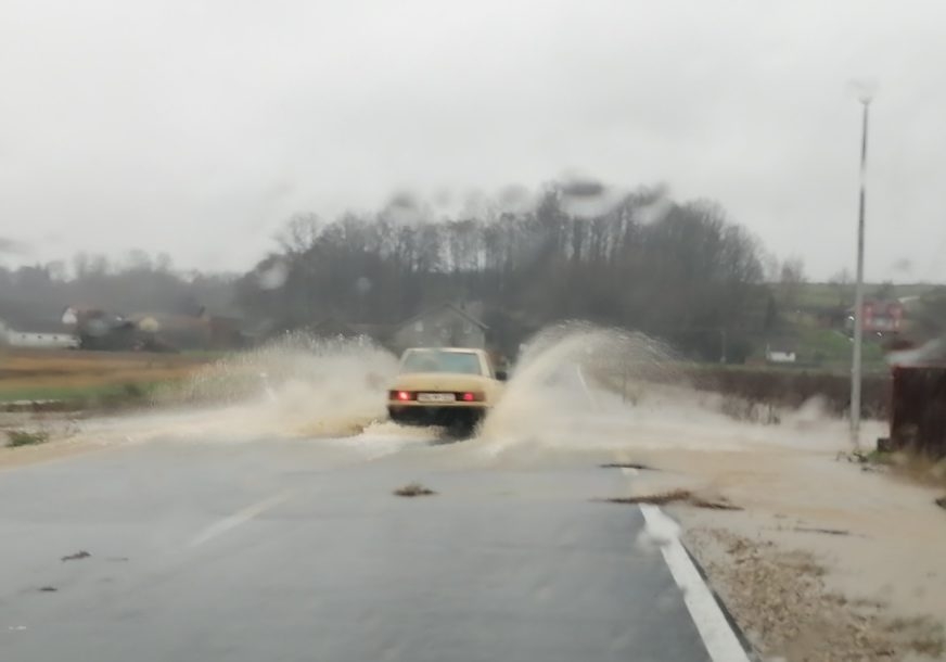 PUTEVI: Oprezno, zadržava se veća količina vode na kolovozu