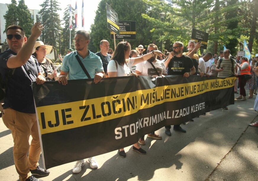 Advokati iz 3 države protiv kriminalizacije klevete u Srpskoj: Izmjene krivičnog zakonika pred Ustavnim sudom RS