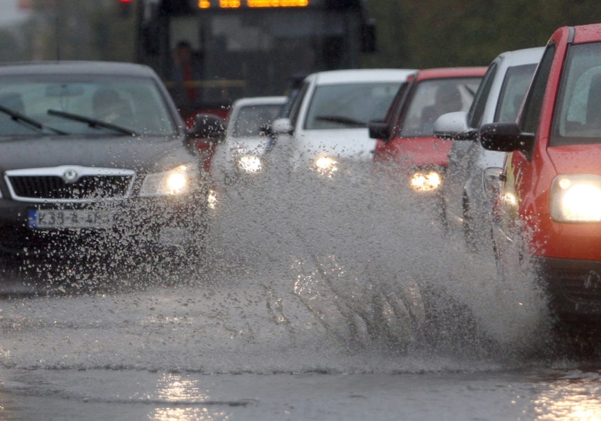 PUTEVI: Klizavi kolovozi i pojačana frekvencija vozila